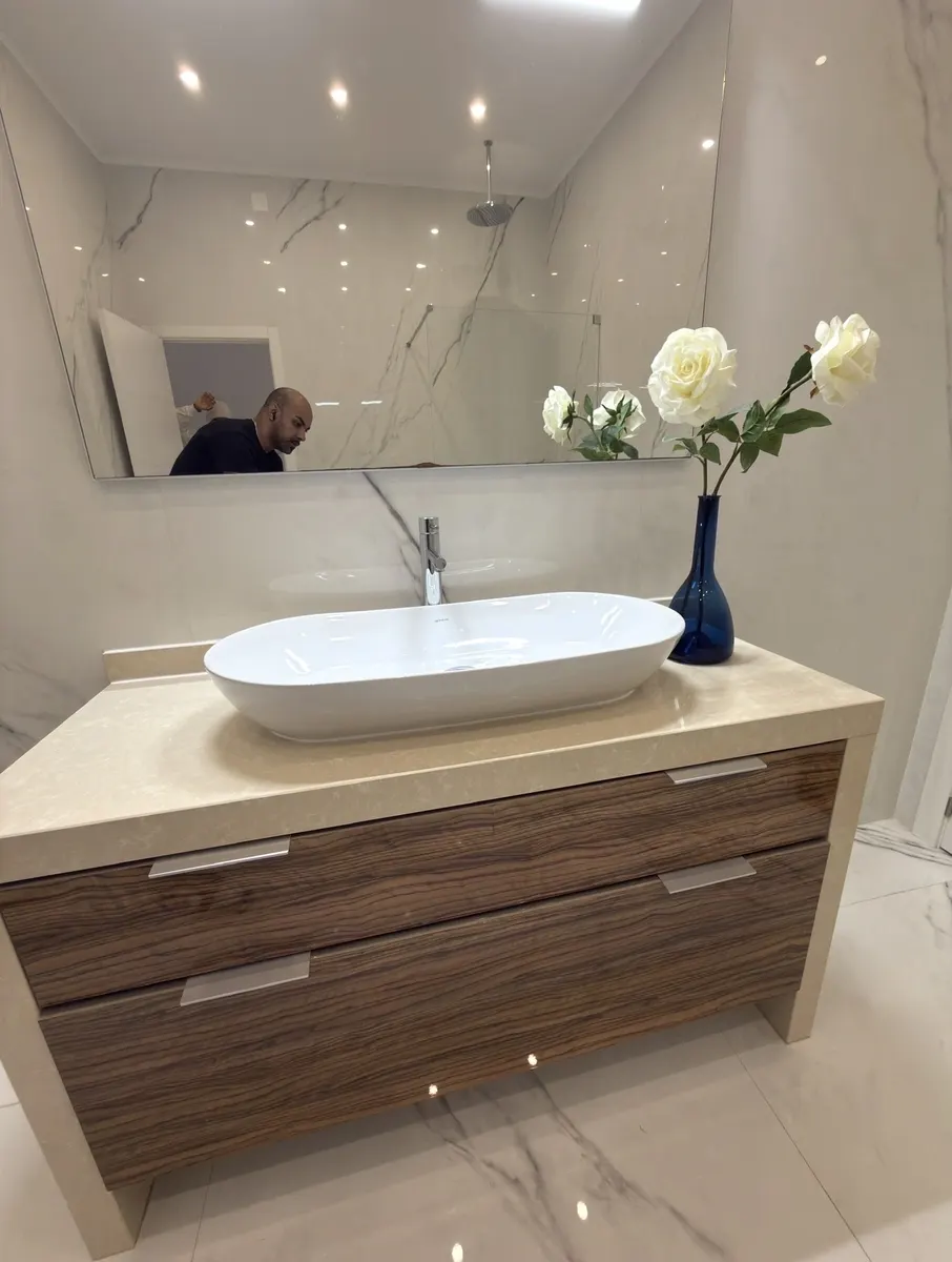 Aplicação de silicone branco antimofo no balcão do lavatório do WC