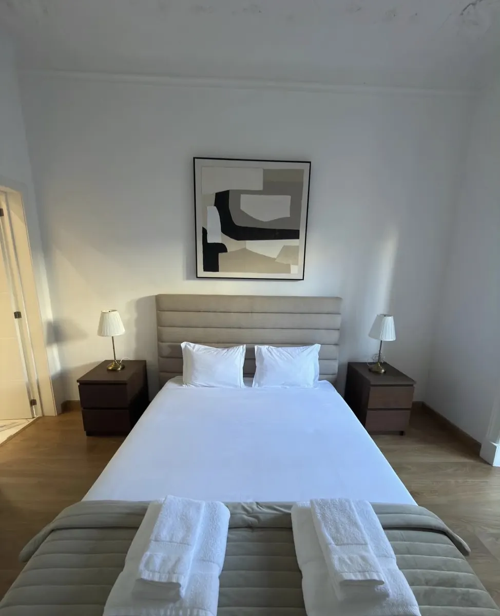 Fixação de quadro à parede e montagem de mesa de cabeceira