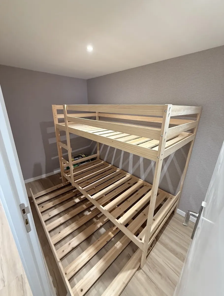 Beliche de madeira montado num quarto