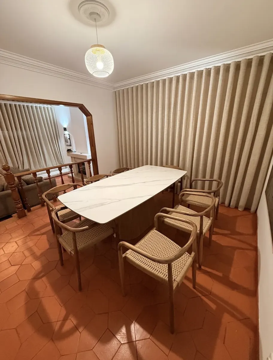 Sala de jantar com mesa e cadeiras montadas